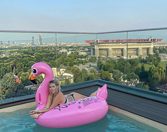 ФОТО: Ванда разголена во базен го мерка култниот стадион во Милано