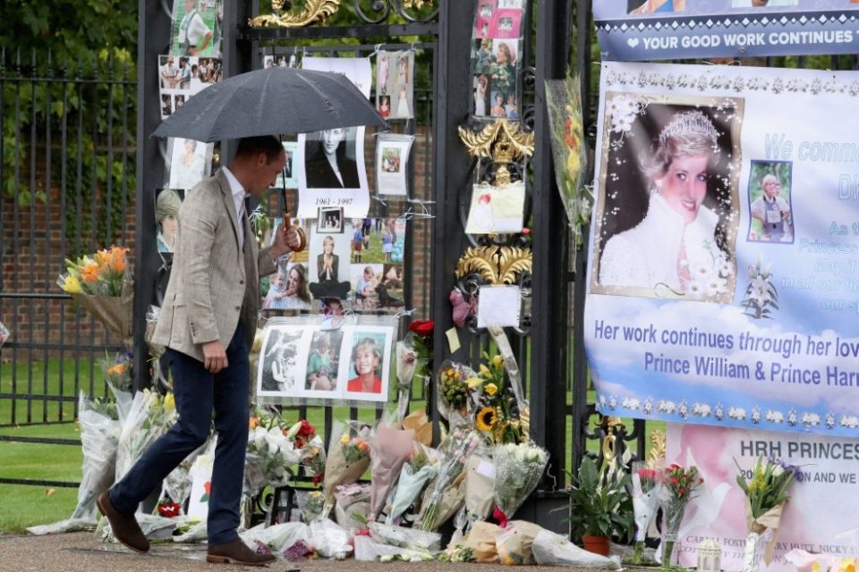 Однесен во болница: Принцот Вилијам колабираше на гробот на мајка си