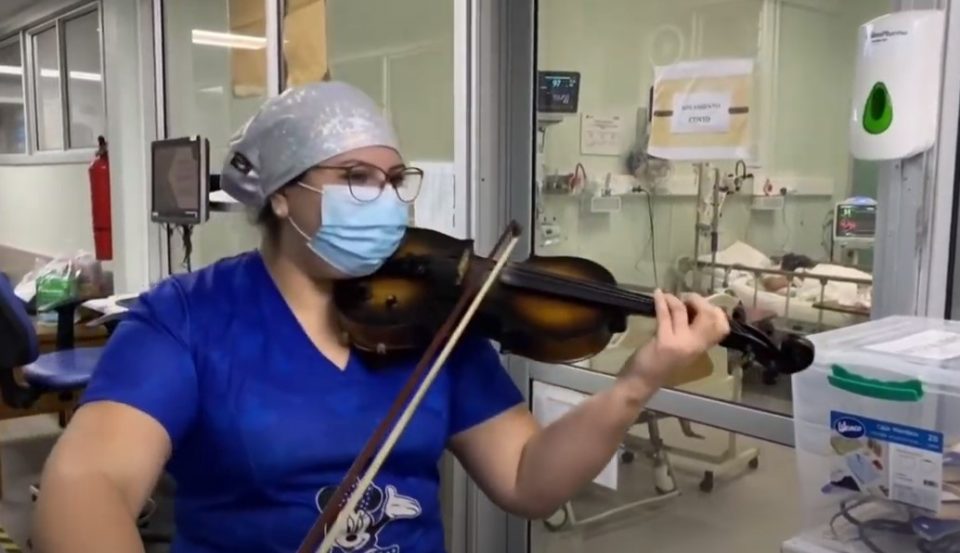 ВИДЕО: По долгата смена, медицинска сестра им свири на виолина на пациенти со Ковид-19