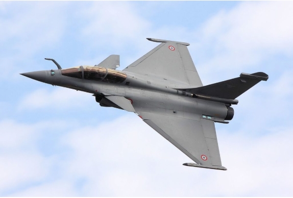 Во Индија пристигна првата серија од пет воени авиони Рафал