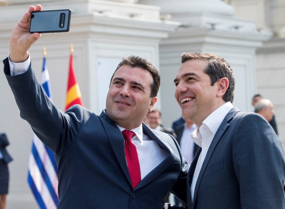 Грчките стратези со поддршка за СДСМ, се крстат во Заев за спас на Преспанскиот договор