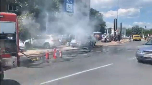 Видео: Во центарот на Скопје се запали автомобил