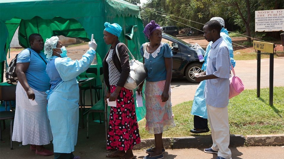 Здравствените работници во Зимбабве бараат плати во долари