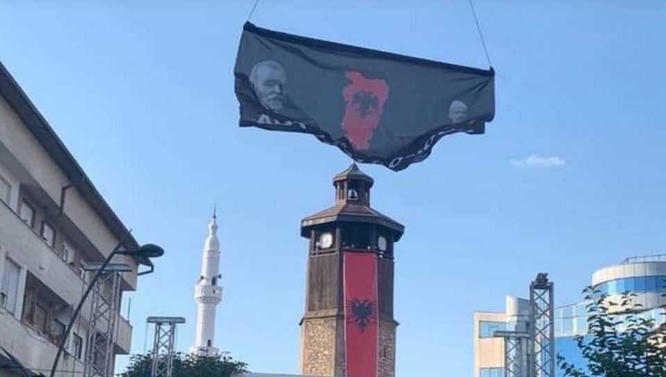 Знамето на Голема Албанија развеано над Саат кулата во Гостивар (ФОТО)