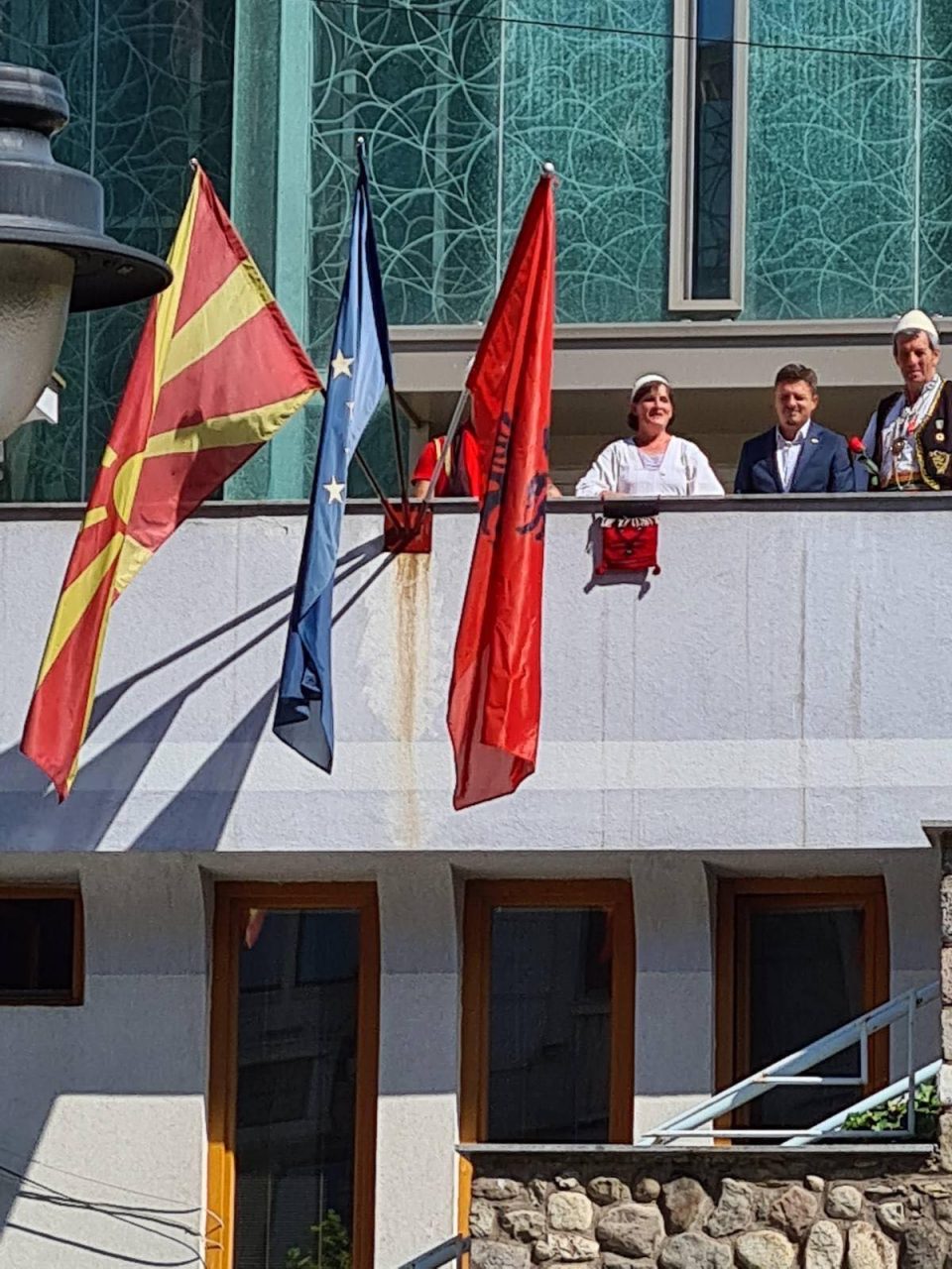 Партиската забава на ДУИ продолжи пред куќата на Мајка Тереза- гордо се вееше албанското знаме, присутните не носеа ниту заштитни маски