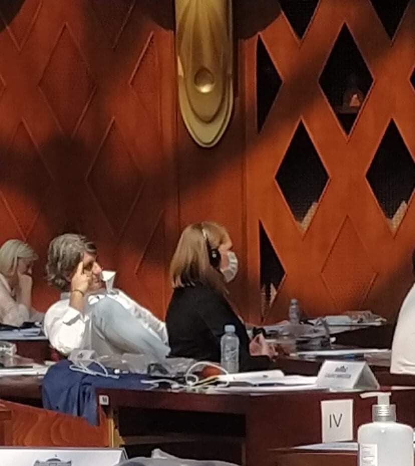 За Мухамед Зеќири не постои коронавирусот- во собранието седеше без маска, но и со кренати нозе во вис (ФОТО)