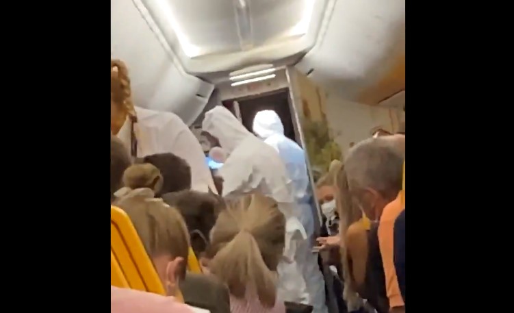 Драма во авион- двајца патници заразени со коронавирус сакале да полетаат, па настанал хаос откако дошле лекарите (ВИДЕО)