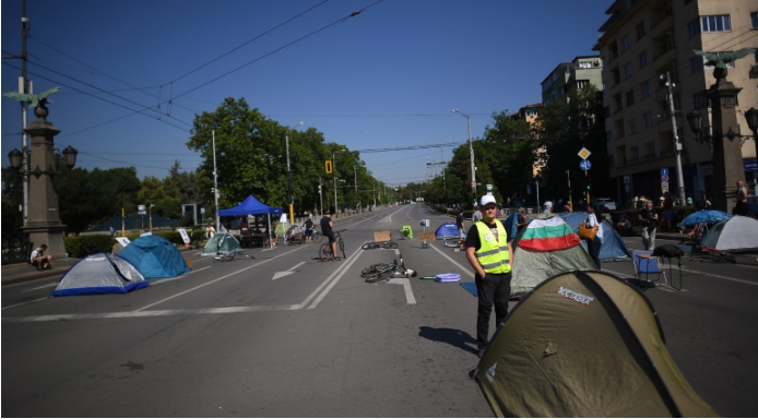 Бугарската полиција ги отстрани шаторите на демонстрантите, уапсени 12 лица