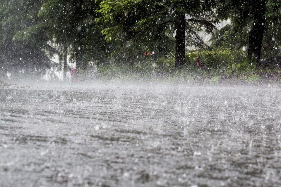 Количеството на врнежи во првите 10 дена во август над декадните вредности
