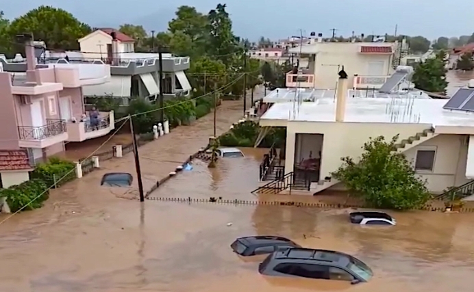 ФОТО: Поплави на грчкиот остров Евија, загинаа седум лица