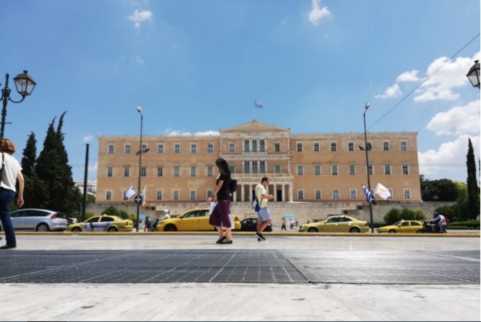 Грчкиот Парламент го прекинува осветлувањето на фасадата со цел да се огранички потрошувачката на електричната енергија