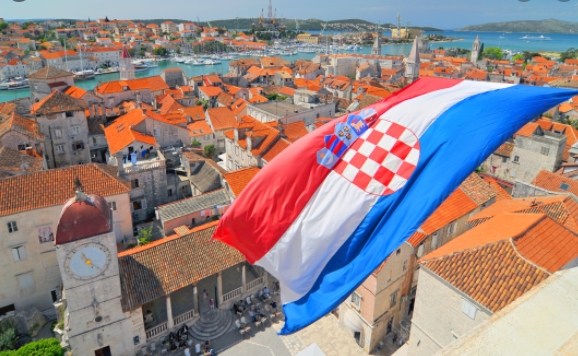 Жените во Хрватска заработуваат речиси 1000 евра годишно помалку од мажите