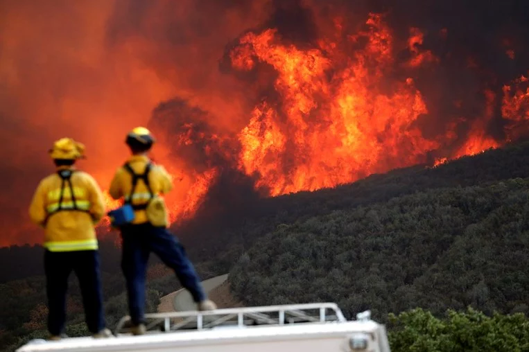 Огромен пожар во Калифорнија: Евакуирани 8.000 луѓе (ВИДЕО)