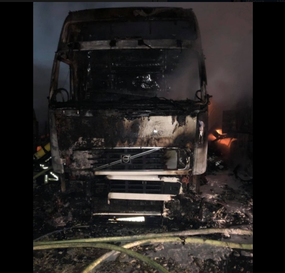 ФОТО: Запалени четири камиони во Бутел