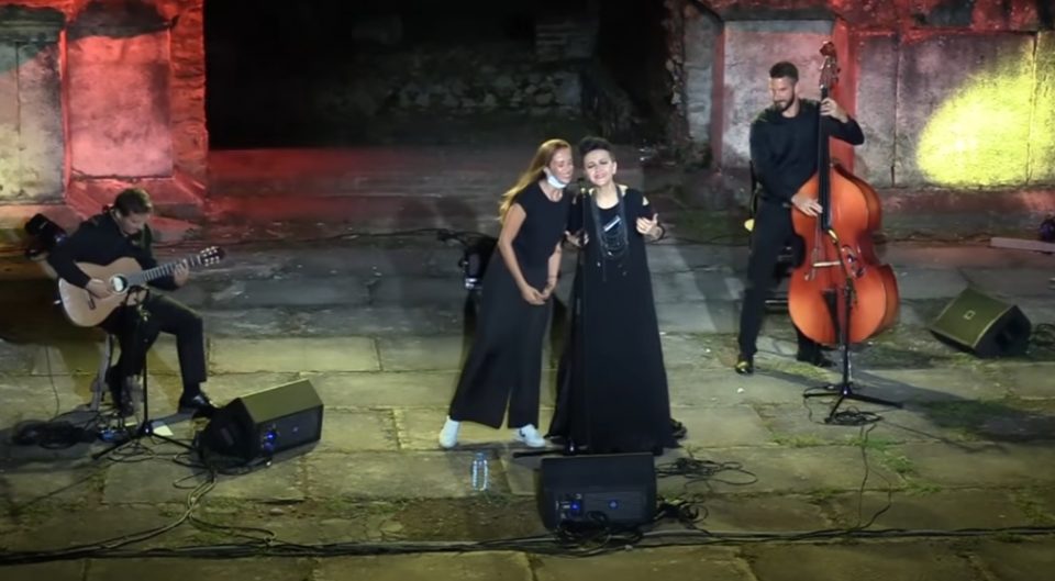 Звучи совршено: „Македонско девојче“ ги сплоти вокалите на Каролина Гочева и Амира Медуњанин (ВИДЕО)