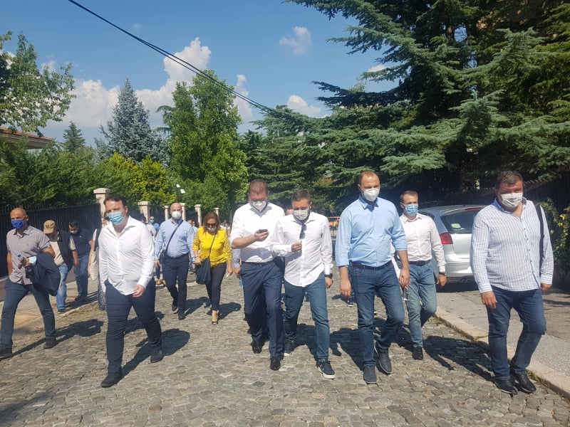 ФОТО: Мицкоски заедно со пратениците од ВМРО-ДПМНЕ пристигнаа кај Пендаровски и бараат одговор зошто го доделил мандатот на Заев
