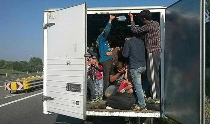 Меѓу нив и малолетници: 28 мигранти пронајдени во товарно возило