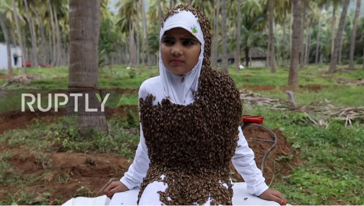 Девојче го покрила сопственото тело со 100.000 пчели, а причината била хумана