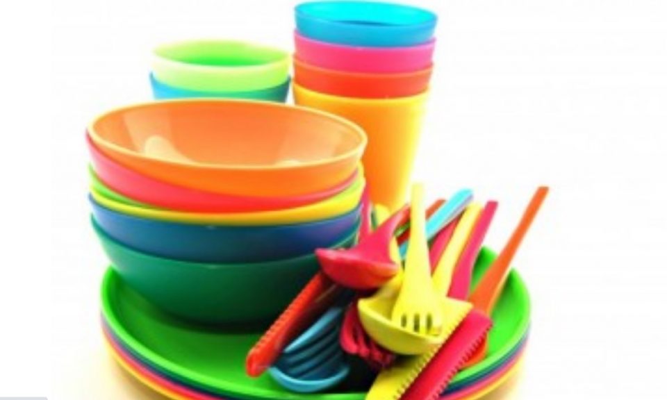 Не ги фрлајте пластичните садови: Со овој трик ќе ја отстраните и најлошата маснотија (ВИДЕО)