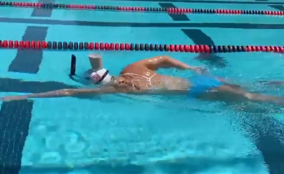 НЕРЕАЛНО: Олимпијка преплива базен со чаша млеко на главата (ВИДЕО)