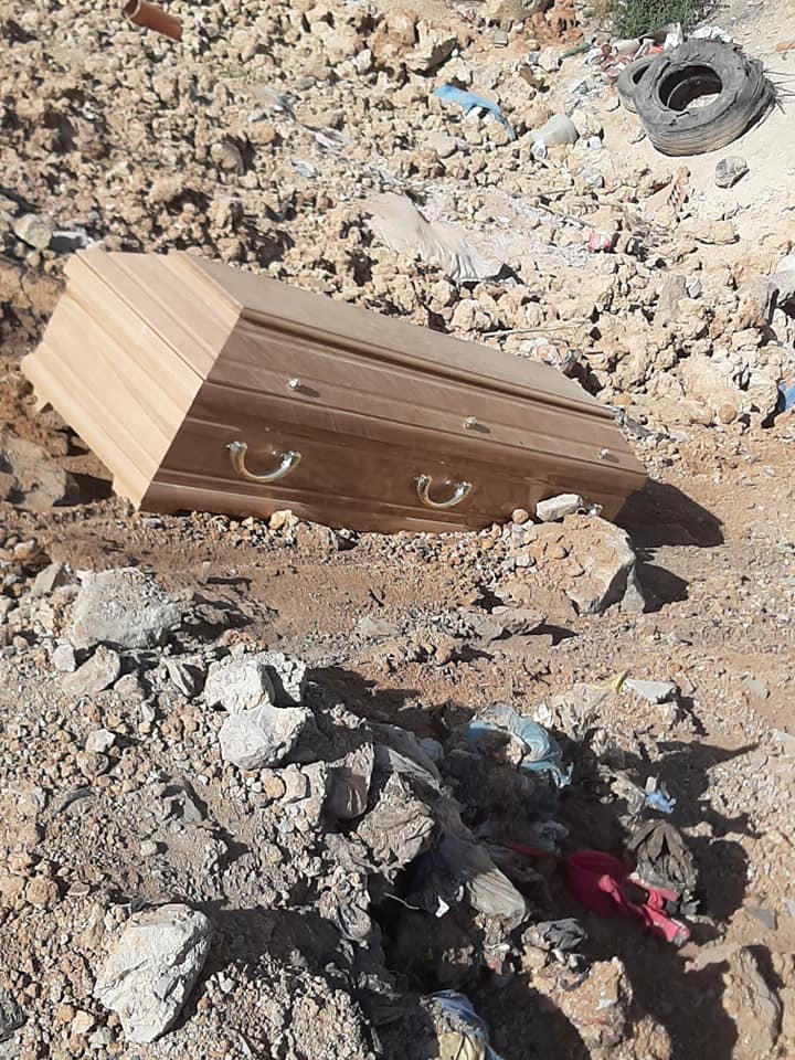 Лимени мртовечки ковчези се фрлаат во депонијата кај Гостивар- двајца жители се решија да отворат еден од нив (ВИДЕО)