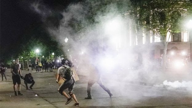 Полицијата на американскиот град Кеноша фрли солзавец врз демонстрантите