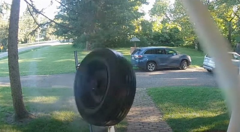 ВИДЕО: Тркало удира во куќа со брзина од 105 км/ч