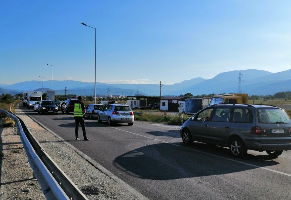 Протест во колона со возила по магистралата Гостивар – Кичево поради поскапувањето на струјата