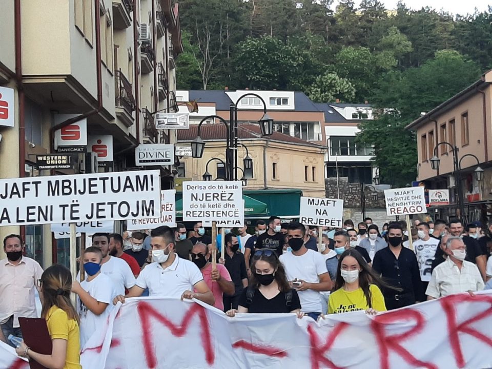 Протестен марш во Кичево против поскапувањето на струјата