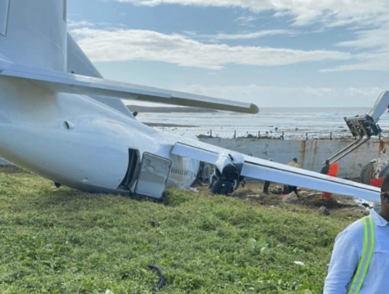 Избегната посериозна несреќа: Авион удри во ѕид, за малку ќе завршеше во морето