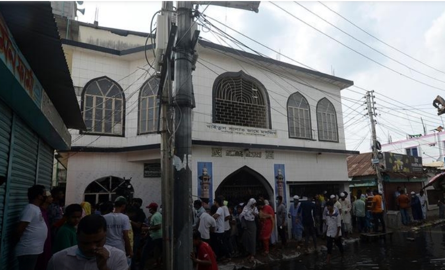 Експлозија на гас во џамија во Бангладеш, најмалку 24 загинати