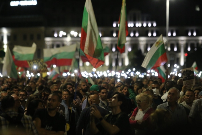 ФОТО: Продолжуваат антивладините протести во Бугарија