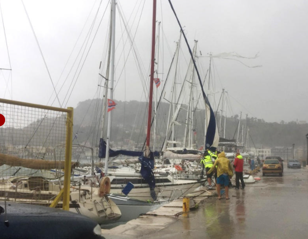 Две лица загинаа во невремето во Грција