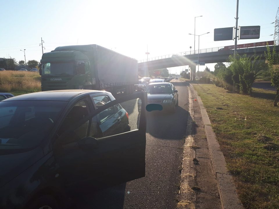 СООБРАЌАЕН ХАОС УТРОВО НА ВЛЕЗ ВО СКОПЈЕ- колони автомобили заглавени во Автокоманда, граѓаните веќе доцнат на работа