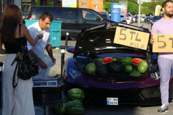 Необична атракција во Истанбул: Иранец продавал лубеници од багажникот на неговото виолетово Ламборџини
