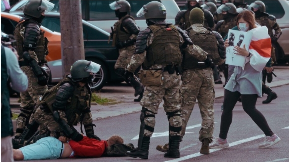 УНЕСКО: Драматично зголемено насилството врз новинарите на протестите низ светот