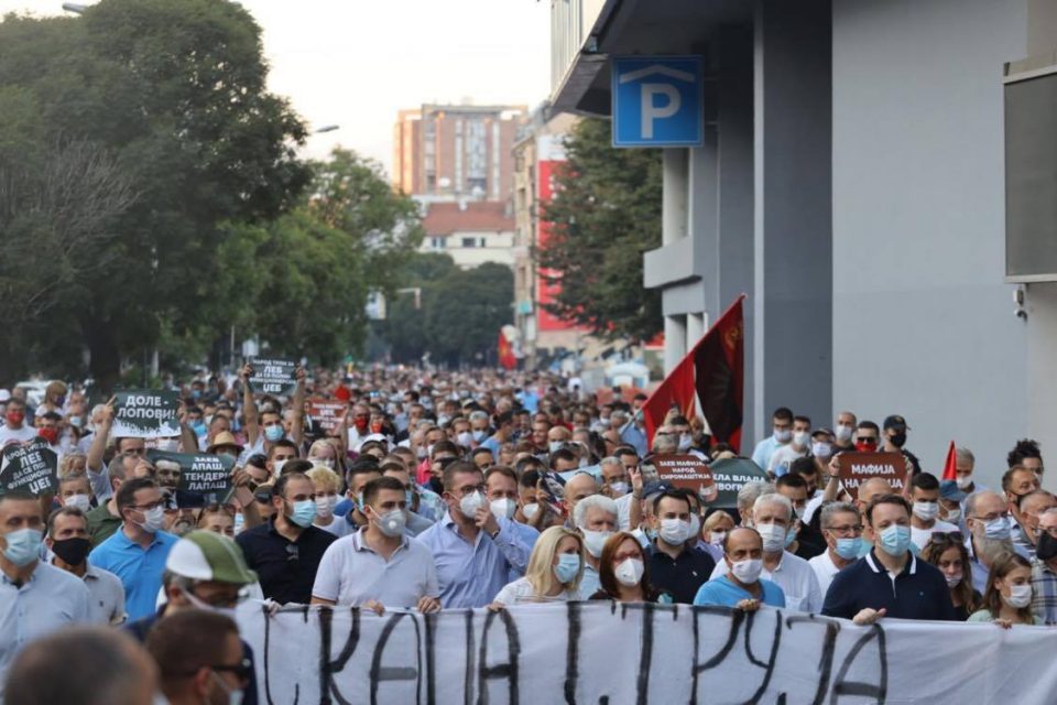 Се тресе Скопје, илјадници луѓе на улиците против поскапа струја (ФОТО)