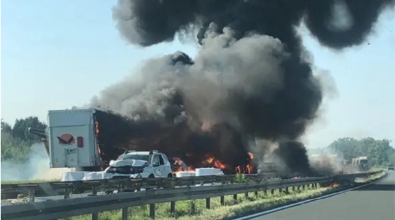 Карамбол на автопат во Хрватска, горат камиони, двајца загинати (ВИДЕО)