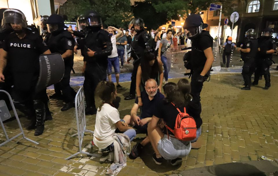 БУГАРИЈА НА НОЗЕ ПРОТИВ ВЛАСТА: Над 120 приведени и 100 повредени полицајци на протестите во Софија