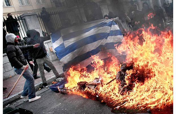 Вооружени и маскирани лица го запалиле грчкото знаме во Албанија