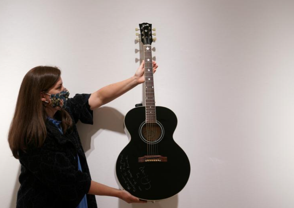 Тејлор Свифт и Бредли Купер подарија своја гитара за добротворни цели