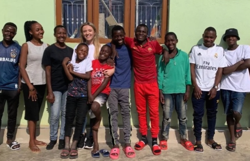 Хуманоста на оваа Британка е ретка – Посвоила 14 деца од Африка за да ги спаси од улица
