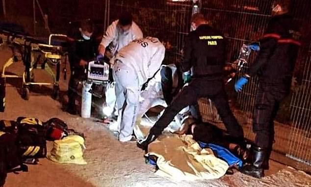 Две муслиманки брутално избодени под Ајфеловата кула (ВИДЕО)