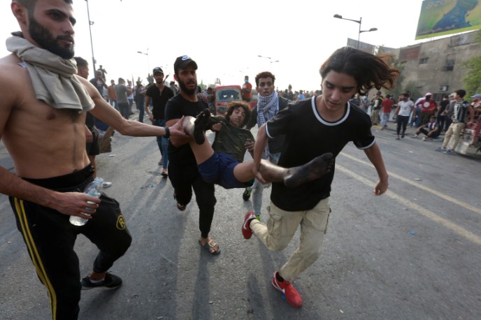 Во судири помеѓу полицијата и демонстрантите во Багдад повредени 39 луѓе