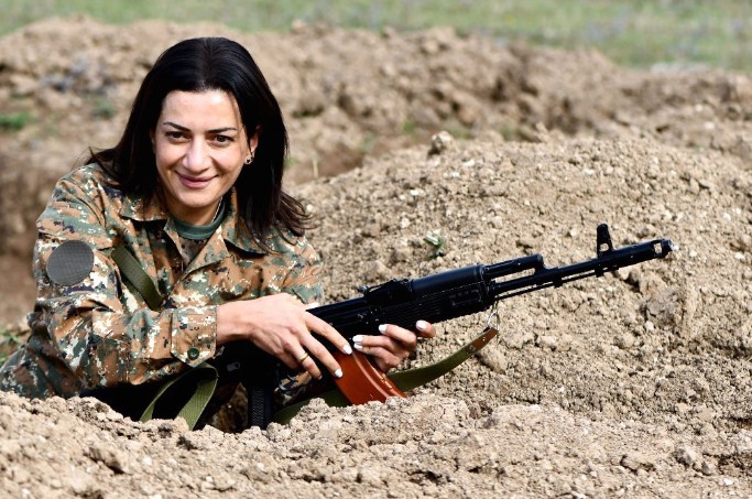 Сопругата на ерменскиот премиер посетува воена обука, ќе оди на фронт