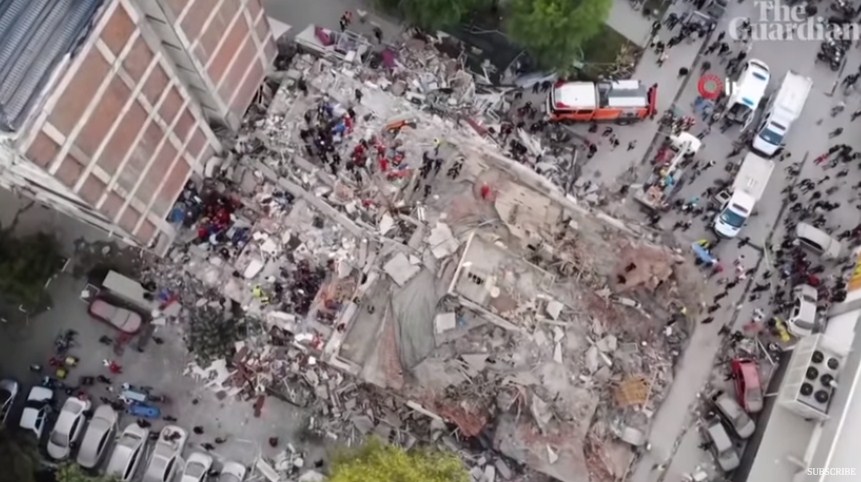 ВИДЕО: Снимките со дрон говорат за ужасниот земјотрес што ја погоди Турција – Бројот на загинати се искачи на 27 лица, а потрагата по преживеани се уште трае