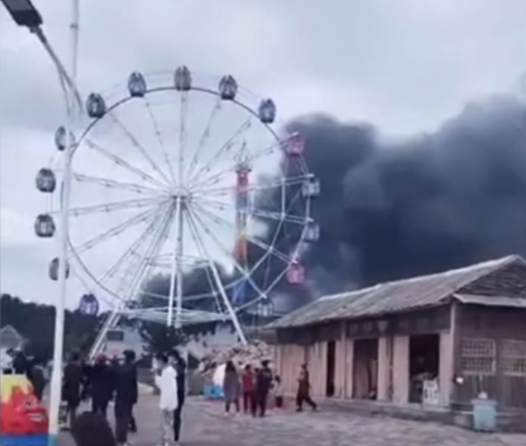 ВИДЕО: Пожар во забавен парк во Кина – најмалку 13 починати и 15 повредени