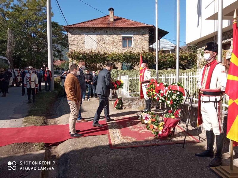 Делегација на ВМРО-ДПМНЕ ОК Велес положи свежо цвеќе пред куќата на Петар Поп Арсов