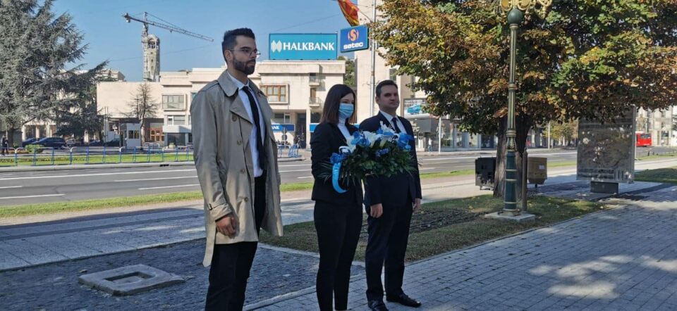Претставници на институтот „Сариса“ положија свежо цвеќе пред споменикот на основачите на ВМРО
