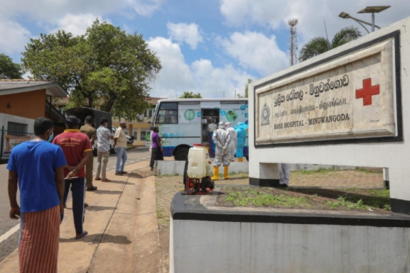 Коронавирусот ги затвори државните служби во Шри Ланка